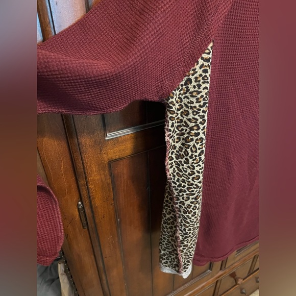 umgee 1XL crimson top with leopard print detail. - Picture 4 of 4